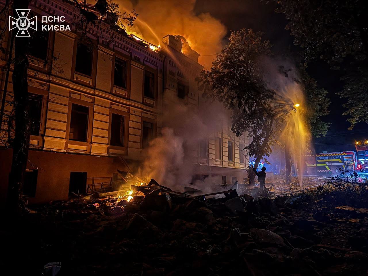 Рятувальники показали наслідки нічної атаки РФ на Київ: пожежі у п’яти районах