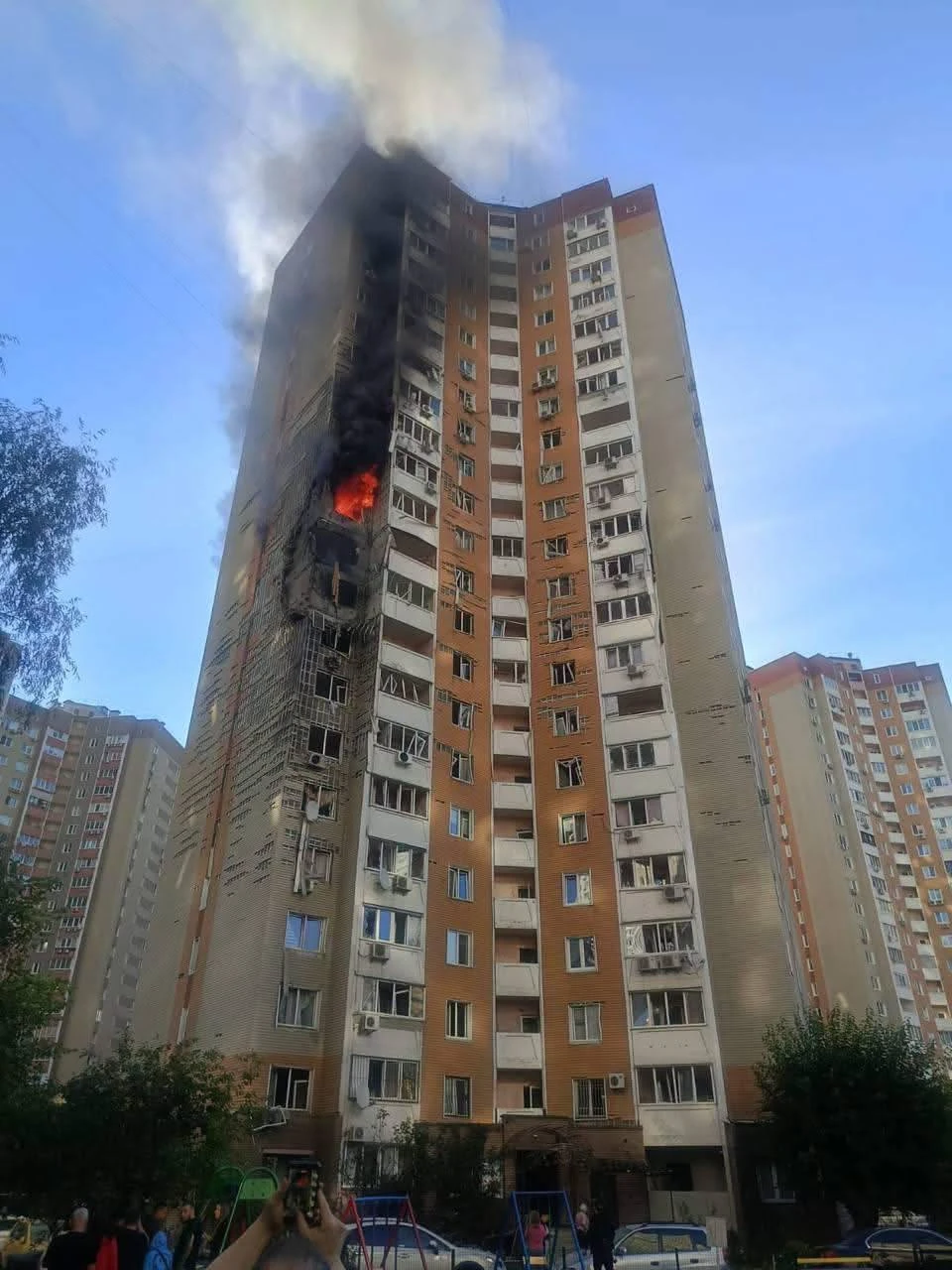 КМВА підтвердила влучання дрона в 24-поверхівку в Дарницькому районі Києва
