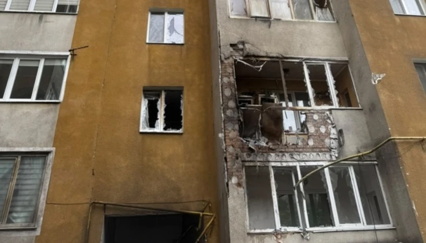 Російський дрон вночі влучив у багатоповерхівку в Хмельницькому